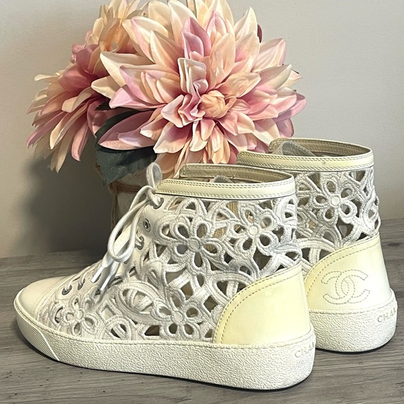 Authentic CHANEL White Camellia laser cut sneakers - Picture 5 of 16